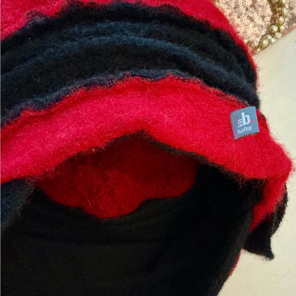 Made in Germany Women’s Red and Black Wool Blend Winter Hat With Roses Size L-XL - Picture 10 of 13